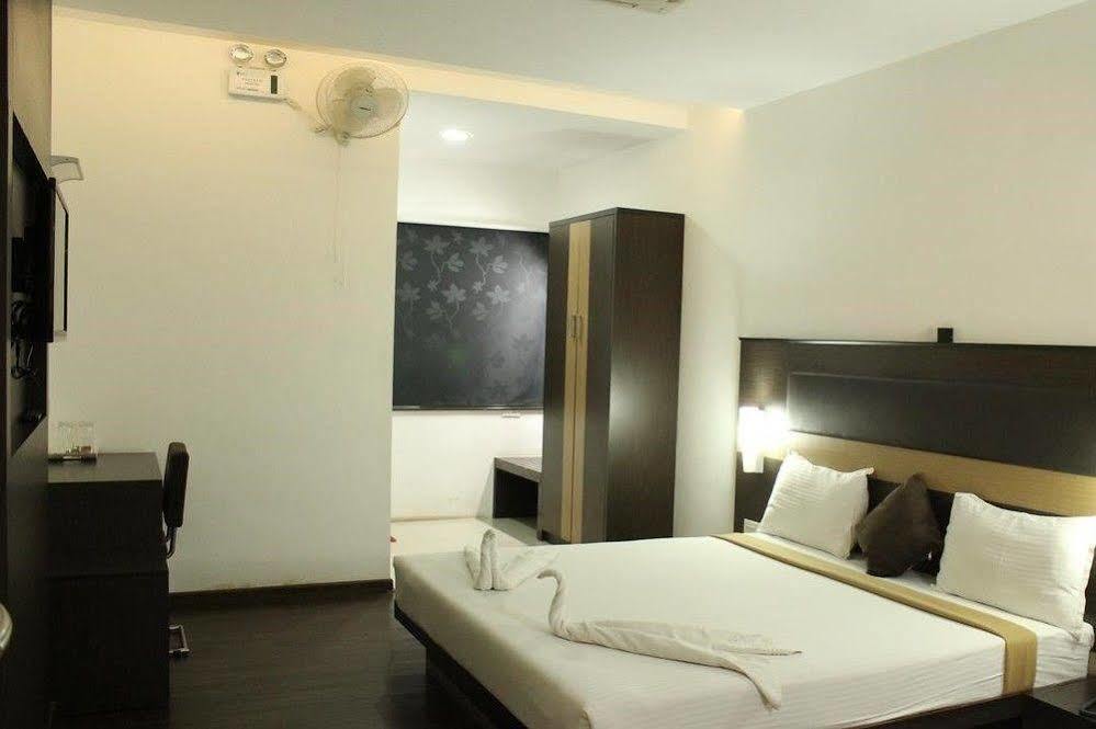 Hotel The Home Тирупур Екстериор снимка